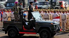 Presiden Joko Widodo atau Jokowi menginspeksi pasukan pada perayaan HUT ke-74 TNI di Taxi Way Echo, Lanud Halim Perdanakusuma, Jakarta Timur, Sabtu (5/10/2019). Jokowi bertindak selaku inspektur upacara. (Liputan6.com/JohanTallo)