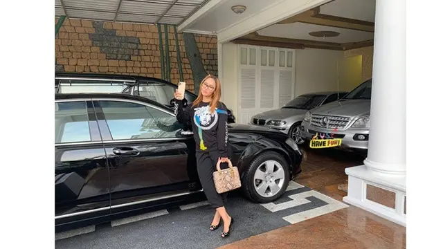 Gemar Koleksi Mobil Mewah, Ini 7 Potret Inul Bareng Kendaraannya