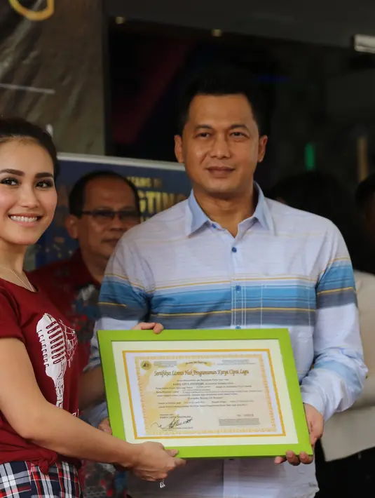 Sabtu (19/3) janda satu anak ini menggelar jumpa pers Soft Opening Ayu Ting Ting Karaoke Keluarga. (Adrian Putra/Bintang.com)