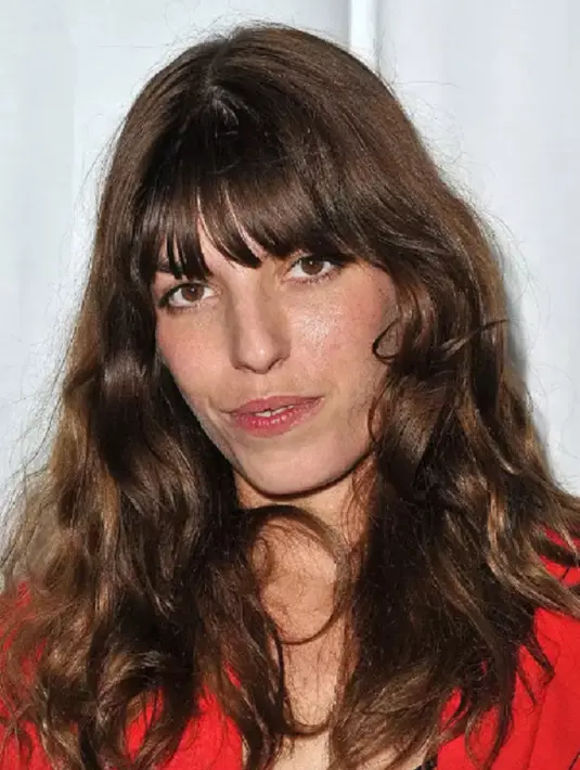 Potongan rambut bertekstur dan berlapis seperti shaggy ini bisa menyesuaikan dengan semua bentuk wajah, menarik semua perhatian ke mata. Foto: Instyle.