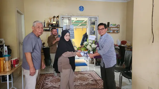 BCA dan Merdeka.com Sambangi Keluarga Jurnalis Arie Basuki yang Hilang Kontak