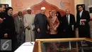 Grand Sheikh Al Azhar, Ahmed Al-Thayyeb (tengah) bersama M Quraish Shihab saat mengunjungi Pusat Studi Al Quran di Pondok Cabe, Tangerang, Selasa (23/2/2016). Ahmed Al-Thayyeb melakukan kunjungan 4 hari di Indonesia. (Liputan6.com/Helmi Fithriansyah)