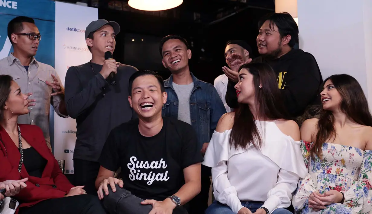 "Kalau sampai ada perbedaan udah sepakat sih dari awal. Keputusan tetap ada di gua, akan disorot nama gua walaupun kita tandem,” tambah Ernest dalam jumpa pers film Susah Sinyal di Tebet, Jakarta Selatan, Selasa (5/9). (Deki Prayoga/Bintang.com)