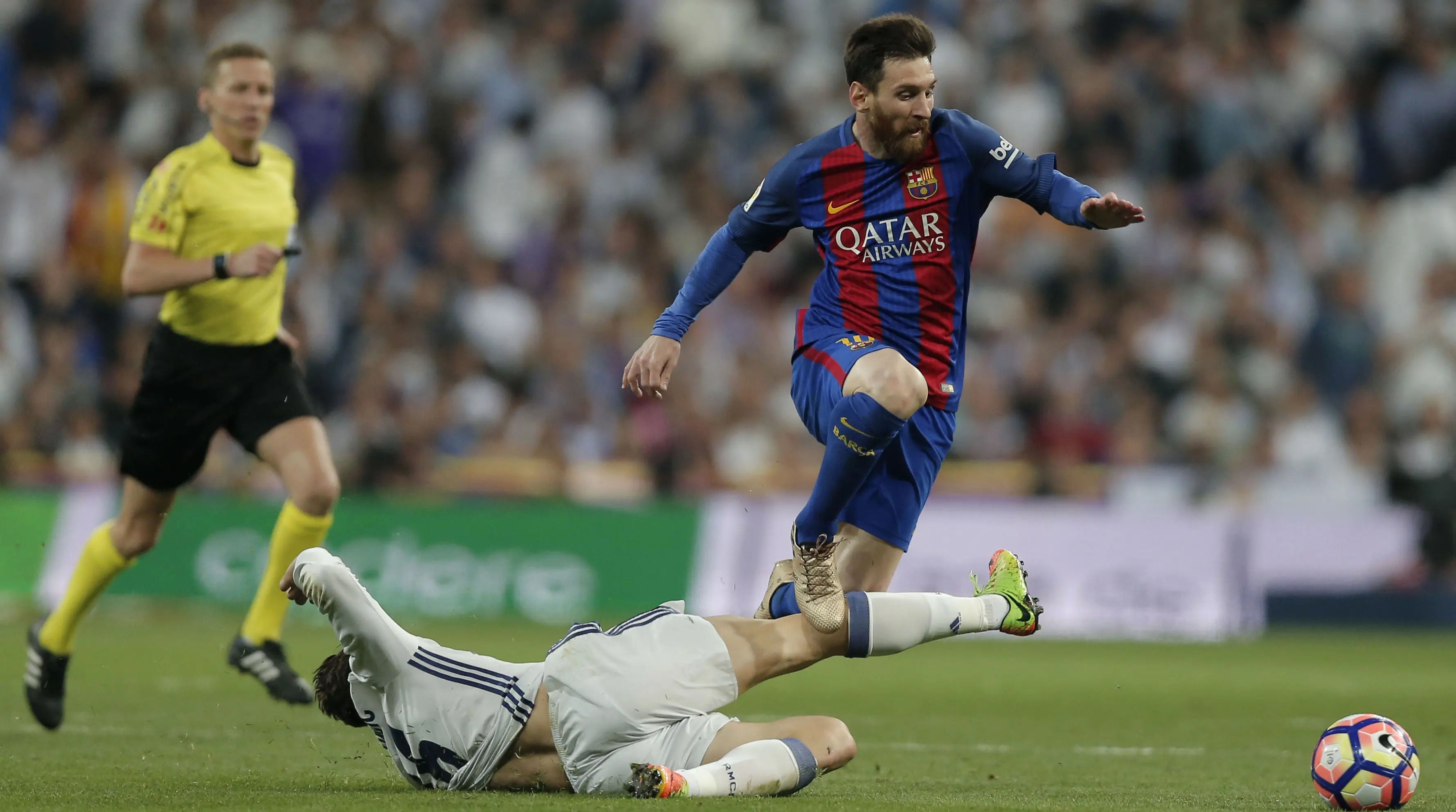 Gelandang Real Madrid Mateo Kovacic berusaha menghentikan striker Barcelona Lionel Messi. (AP Photo/Daniel Ochoa de Olza)