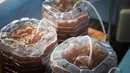 <p>Telur berbentuk oval hijau dan melekat pada kaki lobster betina. Mereka membutuhkan waktu untuk menetas sekitar 19-40 hari tergantung pada suhu air. (Lou BENOIST/AFP)</p>
