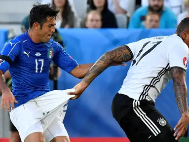 Pemain Jerman, Jerome Boateng, menarik celana pemain Italia, Citadin Martins Eder, pada laga perempat final Piala Eropa 2016 di Stadion Matmut Atlantique, Bordeaux, Minggu (3/7/3016) dini hari WIB. (AFP/Georges Gobet)