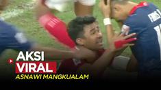 Berita video momen aksi pemain Timnas Indonesia, Asnawi Mangkualam, yang menjadi viral saat menghadapi Singapura pada laga leg 2 semifinal Piala AFF 2020, Sabtu (25/12/2021).