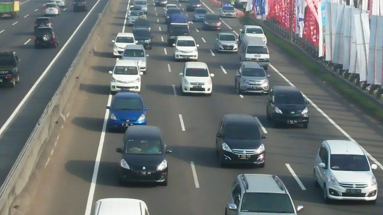 Suasana lalulintas arus mudik jelang KM 57 Tol Jakarta-Cikampek (Liputan6.com/Abramena)