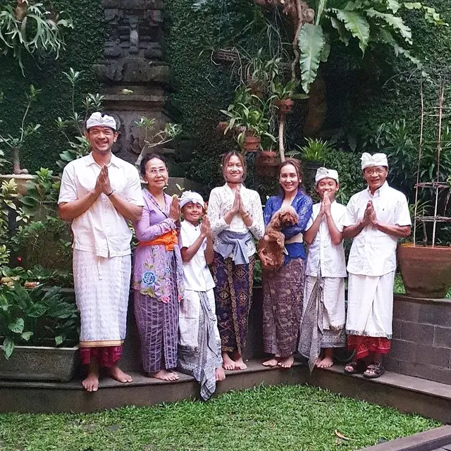 6 Potret Oka Antara dan Keluarga Rayakan Hari Raya Nyepi, Penuh Kebahagiaan