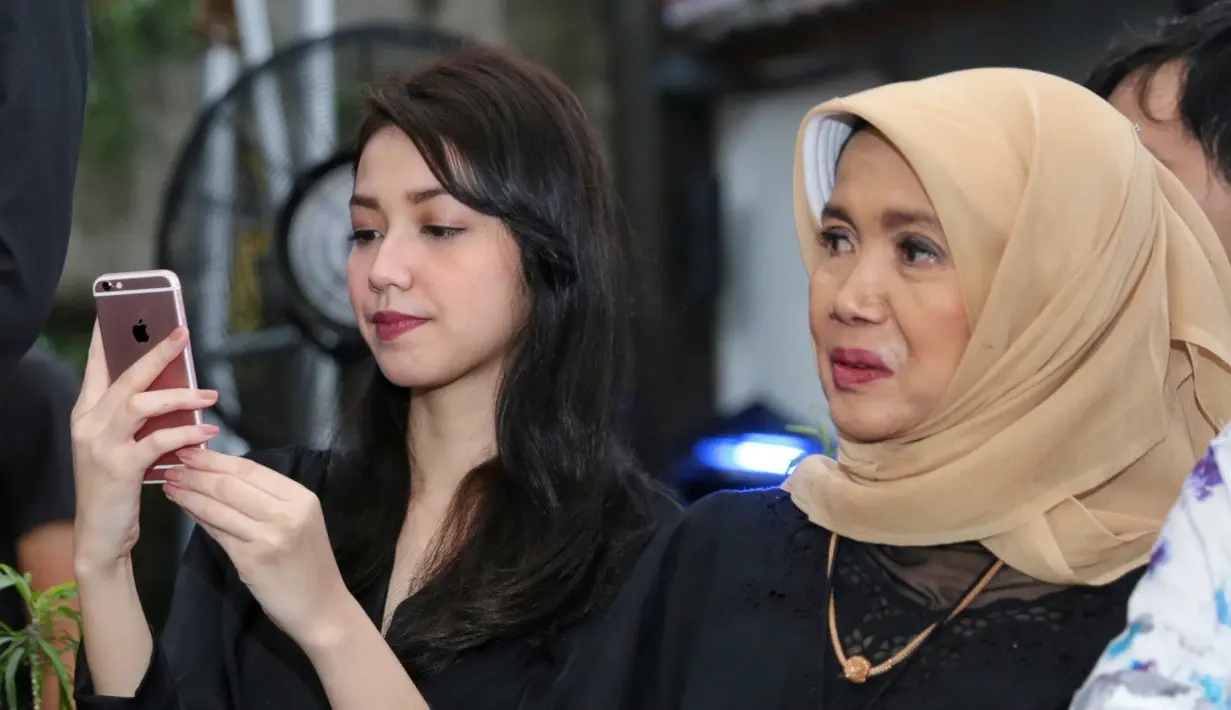 Beberapa kesamaan antara Velove Vexia dan Damayanti Noor atau biasa disapa Yanti. Keduanya sama-sama memiki sifat cuek dan tomboi. Soal cuek, Velove kalah dengan Yanti saat masih muda. (Galih W. Satria/Bintang.com)