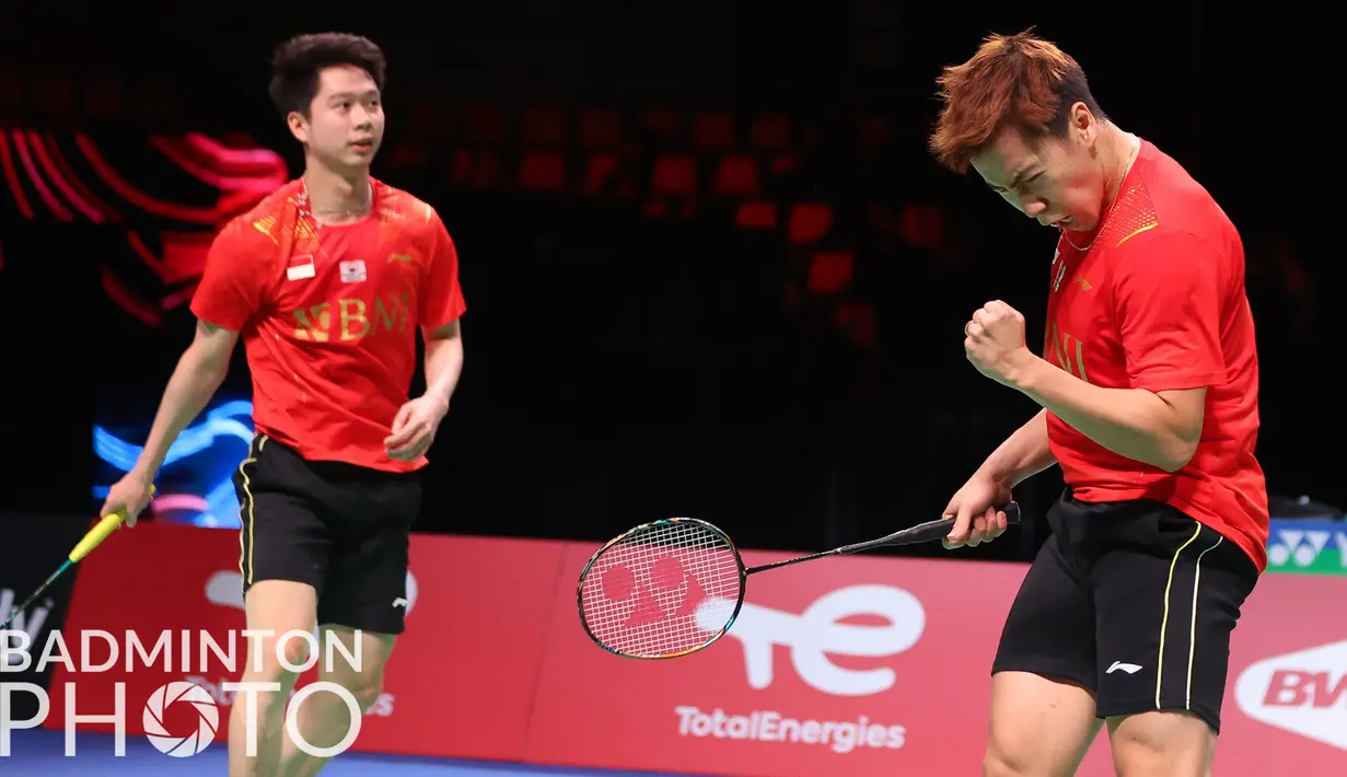 Pasangan ganda putra Marcus Gideon/Kevin Sanjaya sukses memperpanjang napas Indonesia berkat kemenangan 21-13, 10-21, 21-15 atas Kim Astrup/Anders Skaarup Rasmus dalam 55 menit. Skor Indonesia dan Denmark pun jadi 1-1 pada semifinal Piala Thomas 2020. (Badminton Photo/Yves Lacroix)