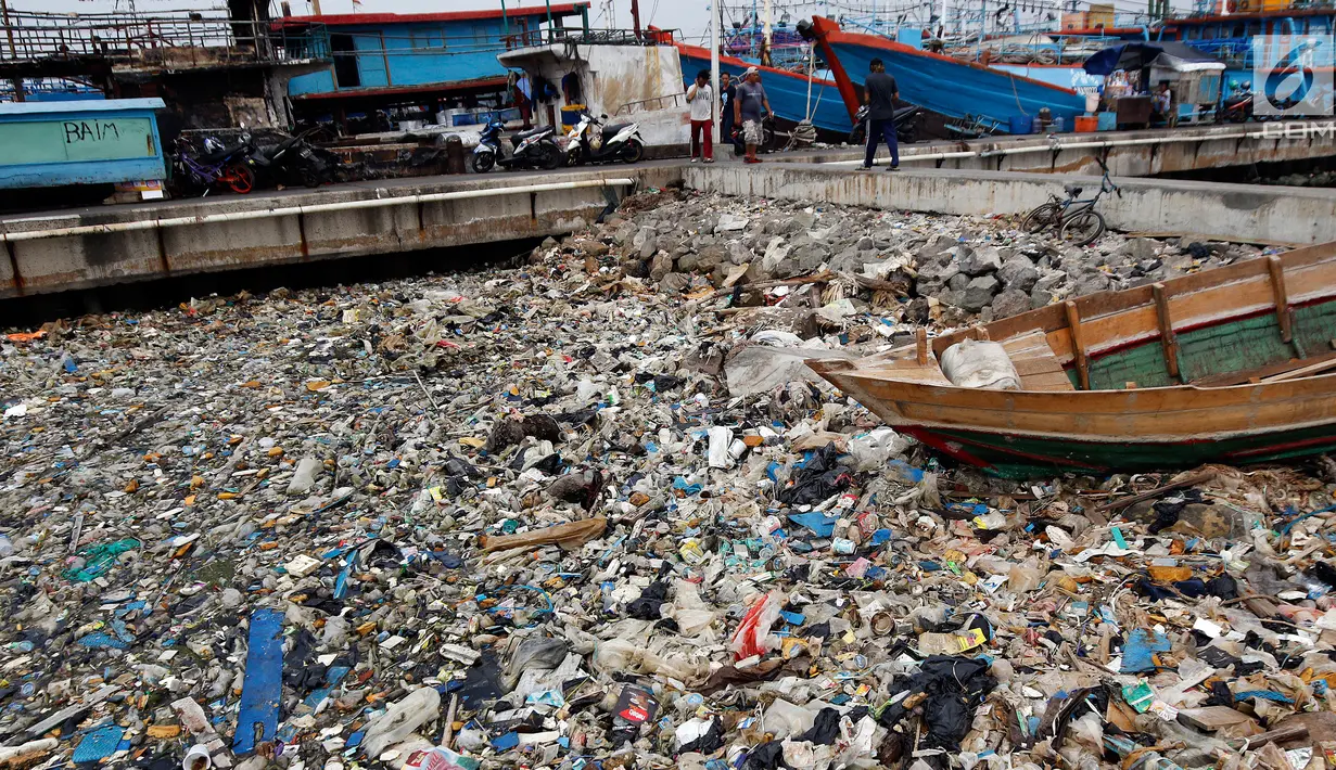 Tumpukan sampah terlihat di pinggir laut kawasan Pelabuhan Muara Baru, Jakarta Utara, Senin (29/7/2019). Sekitar 0,48-1,29 juta ton dari sampah plastik tersebut diduga mencemari lautan. (Liputan6.com/Johan Tallo)