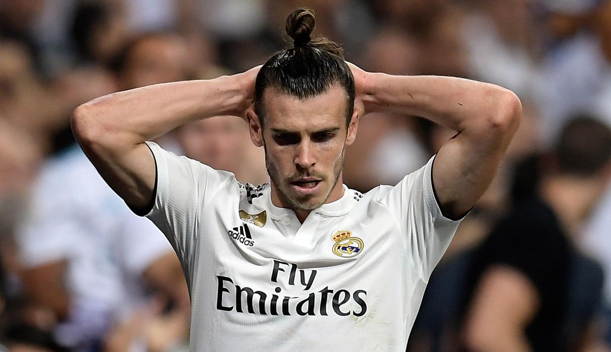 Striker Real Madrid, Gareth Bale, tampak kecewa saat melawan Atletico Madrid pada laga La liga di Stadion Santiago Bernabeu, Madrid, Sabtu (29/9/2018). Kedua klub bermain imbang 0-0. (AFP/Oscar Del Pozo)