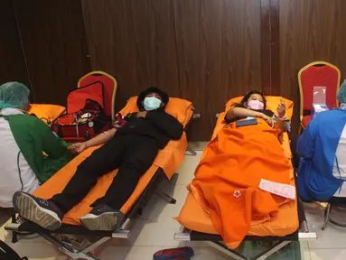 Warga mendonorkan darahnya dalam rangka Bakti Sosial HUT Ke-10 MRCCC Siloam Semanggi di Jakarta, Rabu (14/7/2021). Bakti Sosial donor darah yang bekerjasama dengan PMI DKI Jakarta guna memenuhi kebutuhan stok darah di massa pandemi. (Liputan6.com/HO/MRCCC)