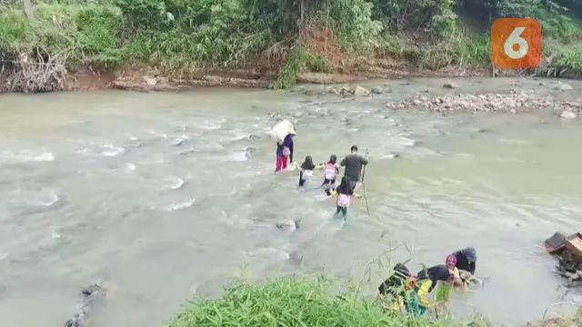 Pelajar SD Negero Cibadak, Neglasari, Kecamatan Lengkong saat sebrangi sungai Cikaso menuju sekolah. (Liputan6.com/Fira Syahrin).