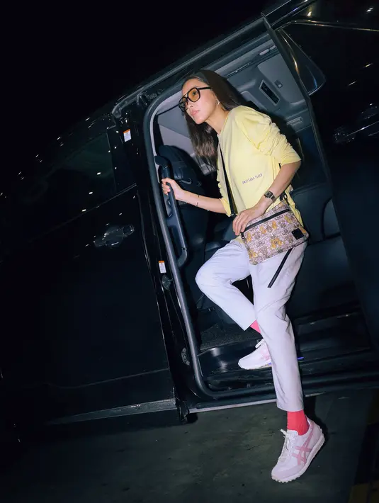 Scha Alyahya terlihat nyaman dengan sweater kuning, sling bag, kaus kaki pink dan EDR 78 shoes [Onitsuka Tiger]
