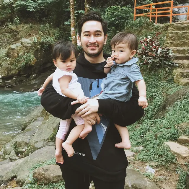 6 Potret Jeje Govinda Momong Anak, Ungkap Bakal Bawa Buah Hati Jika Istri Selingkuh