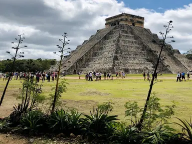 Sejumlah turis mengunjungi Piramida Kukulcan di situs arkeologi Maya Chichen Itza di Negara Bagian Yucatan, Meksiko (13/2). Chichen Itza adalah suatu Situs Peradaban Maya di Meksiko pada abad 800 SM. (AFP Photo/Daniel Slim)