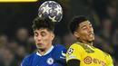 Gelandang Chelsea, Kai Havertz (kiri) berduel udara dengan gelandang Borussia Dortmund, Jude Bellingham pada laga leg pertama babak 16 besar Liga Champions 2022/2023 di Dortmund, Jerman (15/2/2023). Baru mencetak 9 gol dan 1 assist dari 36 laga bagi Chelsea musim 2022/2023 ini, nilai pasar Kai Havertz turun 10 juta euro dari 70 juta euro (Rp1,1 triliun) menjadi 60 juta euro (Rp981 miliar). (AFP/Ina Fassbender)