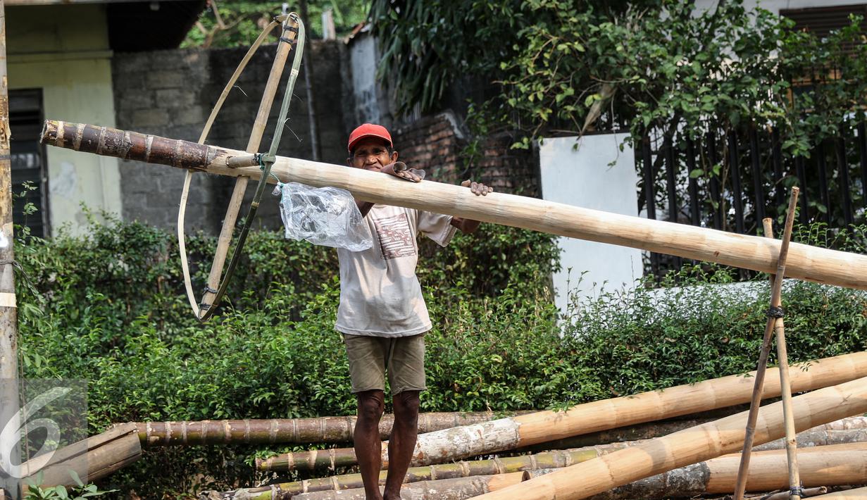 Seorang pengrajin menghaluskan batang Pohon Pinang di kawasan Manggarai, Jakarta, Senin (10/8/2015). Jelang HUT Kemerdekaan RI  permintaan Pohon Pinang meningkat dengan nilai jual berkisar Rp 900 ribu- Rp 1 juta. (Liputan6.com/Yoppy Renato)