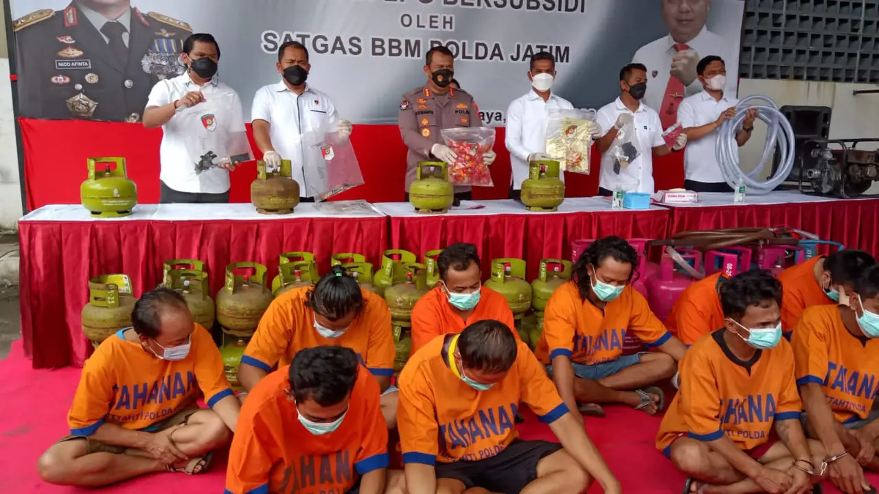 Para pelaku penyalagunaan bio solar dan gas LPG diamankan di Polda Jatim. (Dian Kurniawan/Liputan6.com)