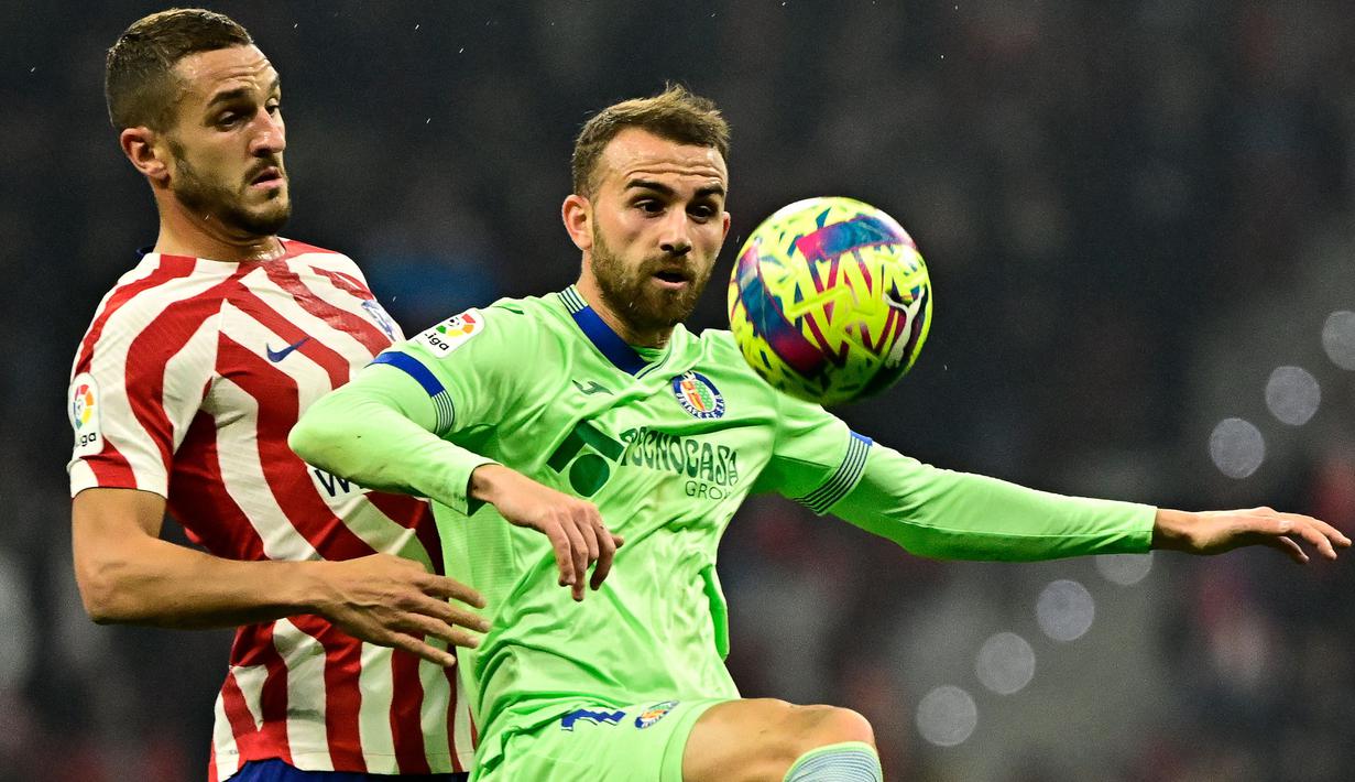 Borja Mayoral menjadi pemain tersubur dalam mencetak gol ketiga dalam daftar topskorer sementara Liga Spanyol 2023/2024. Mayoral sukses membuat 8 gol dalam 15 laga sejauh ini. Sayang, penampilan gemilanya tak diikuti dengan performa klubnya, Getafe. Azulones kini bertengger di posisi kesepuluh dengan raihan 19 poin. (AFP/Javier Soriano)
