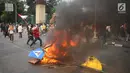 Rambu lalu lintas terbakar saat pelajar berdemonstrasi di belakang Gedung DPR, Palmerah, Jakarta, Rabu (25/9/2019). Polda Metro Jaya mengamankan 200 pelajar yang berdemonstrasi. (Liputan6.com/Angga Yuniar)