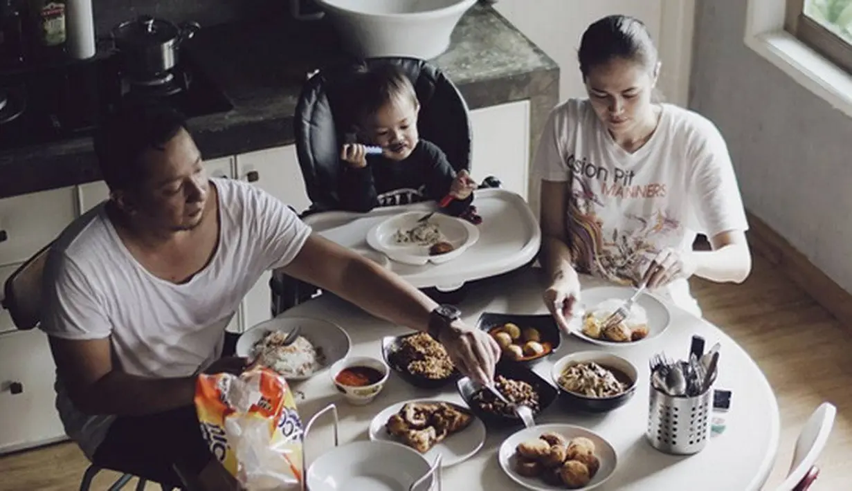 Sebagai orang tua, Ringgo dan Sabai pun tentu menginginkan terus memberikan yang terbaik untuk sang anak agar selalu bahagia. Untuk itu, pasangan muda yang satu ini selalu memperhatikan tempat hangout mereka. (Instagram/ringgoagus)