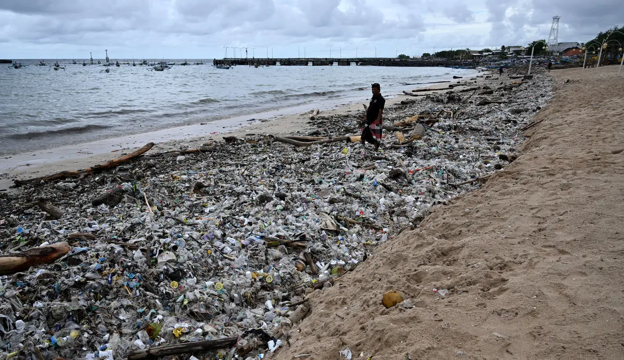 Nelayan mengaku khawatir sampah dari potongan bambu dan kayu merusak perahu mereka. (SONNY TUMBELAKA/AFP)