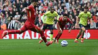 Striker Liverpool, Mohamed Salah, mencetak gol via penalti saat menghadapi Southampton dalam lanjutan Liga Inggris 2024/2025 di Stadion Anfield, Sabtu (8/3/2025) malam WIB. (Paul ELLIS / AFP)