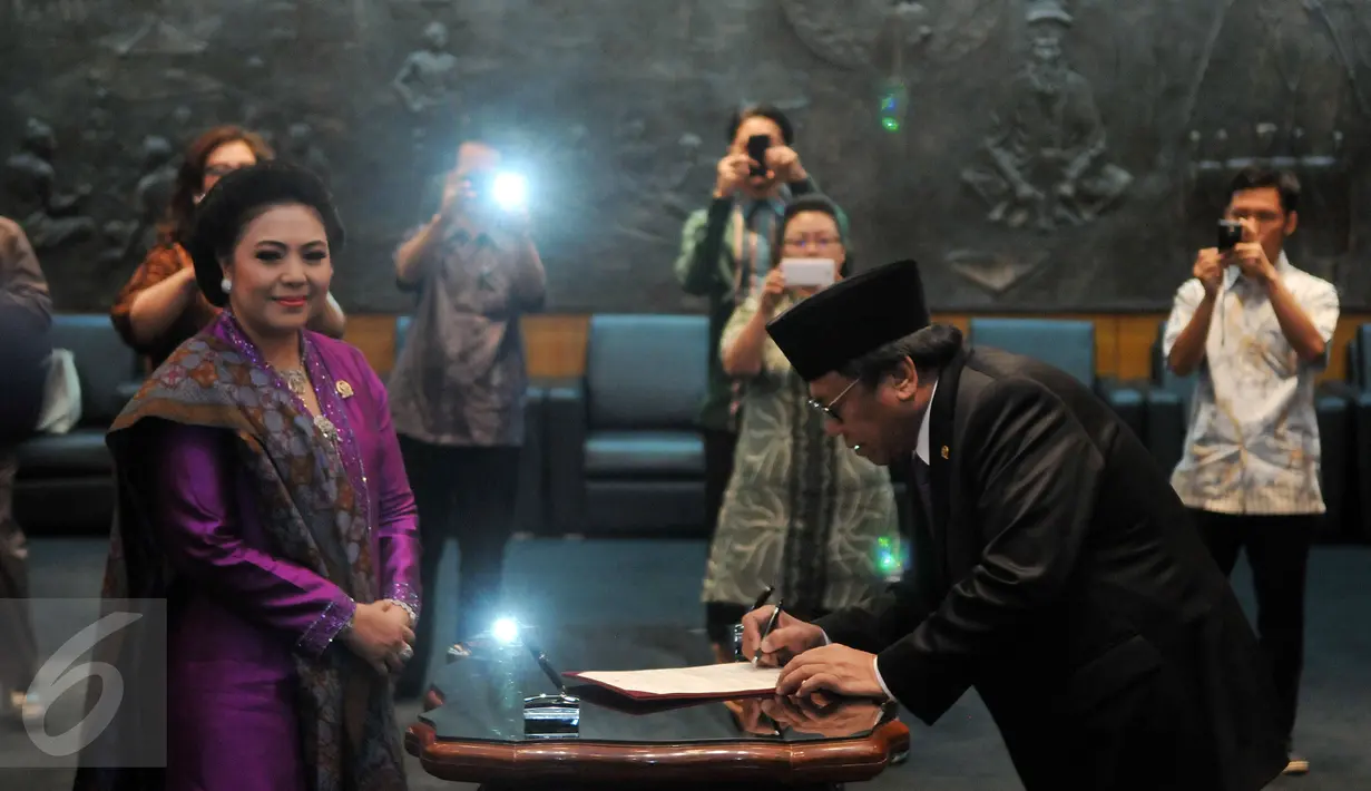 Wakil Ketua MPR RI Oesman Sapta Odang disaksikan GKR Ayu Koes Indriyah sebagai anggota MPR dari kelompok DPD, menandatangi dokumen usai Pengucapan Sumpah/Janji Anggota Pengganti Antarwaktu di Gedung Parlemen Jakarta, Rabu (8/6). (Liputan6.com/Johan Tallo)