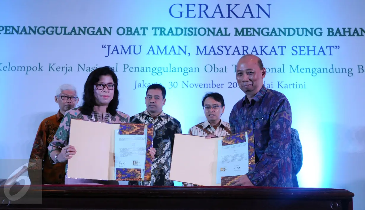 Dirjen Aptika Kominfo, Bambang Heru Tjahjono (kanan) menunjukkan Mou dengan BPOM MoU di Jakarta, Senin (30/11/2015). BPOM menemukan 54 jenis obat tradisional dan 30 jenis kosmetika berbahan kimia berbahaya. (Liputan6.com/Helmi Fithriansyah)