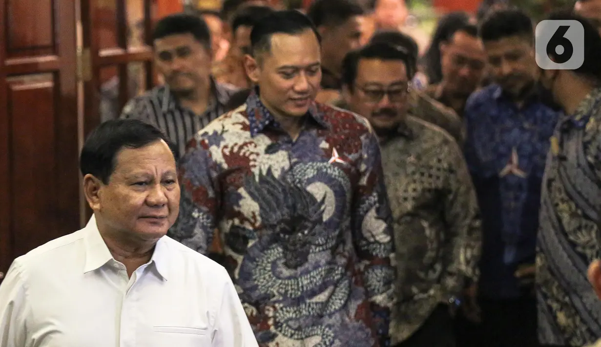 Ketua Umum Partai Gerindra Prabowo Subianto diikuti Ketua Umum Partai Demokrat Agus Harimurti Yudhoyono (kiri) berjalan keluar usai melakukan pertemuan di Kertanegara, Jakarta, Jumat (24/6/2022). Prabowo mengatakan belum menghasilkan kesepakatan untuk koalisi. Adapun pertemuan tersebut selama kurang lebih dua jam baru komunikasi awal. (Liputan6.com/Faizal Fanani)