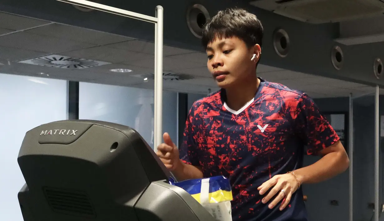 Pebulutangkis ganda putri Indonesia, Apriyani Rahayu berlatih ringan di gym Hotel Crowne Plaza Birmingham City Centre, Inggris, Senin (15/3/2021) menjelang berlangsungnya Turnamen All England 2021. (Dok. PBSI)
