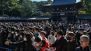 Hatsumode merupakan tradisi di Jepang yang memadukan spiritualitas, budaya, dan harapan untuk tahun yang akan datang. (Richard A. Brooks/AFP)