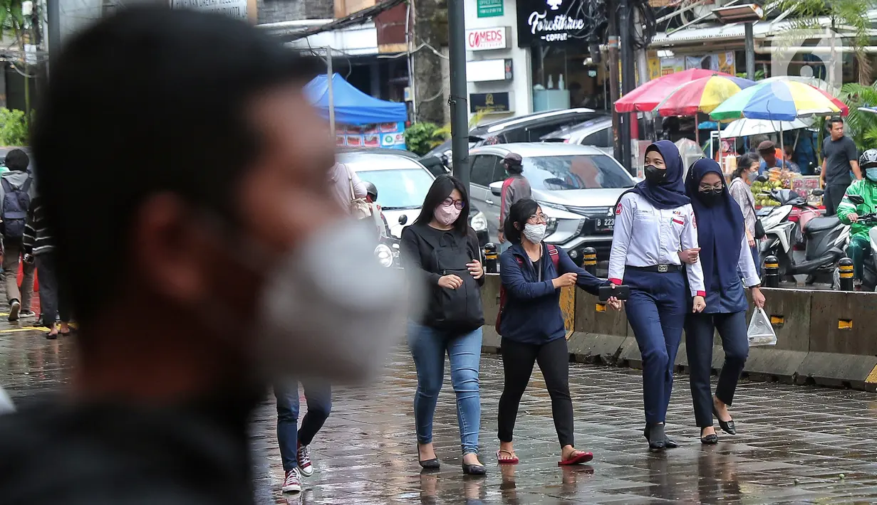 Pekerja tengah melintas di kawasan Kendal, Jakarta, Jumat (9/12/2022). Pemerintah Provinsi DKI Jakarta resmi menaikkan upah minimum provinsi (UMP) 2023 sebesar 5,6 persen atau menjadi Rp 4,9 juta. (Liputan6.com/Angga Yuniar)