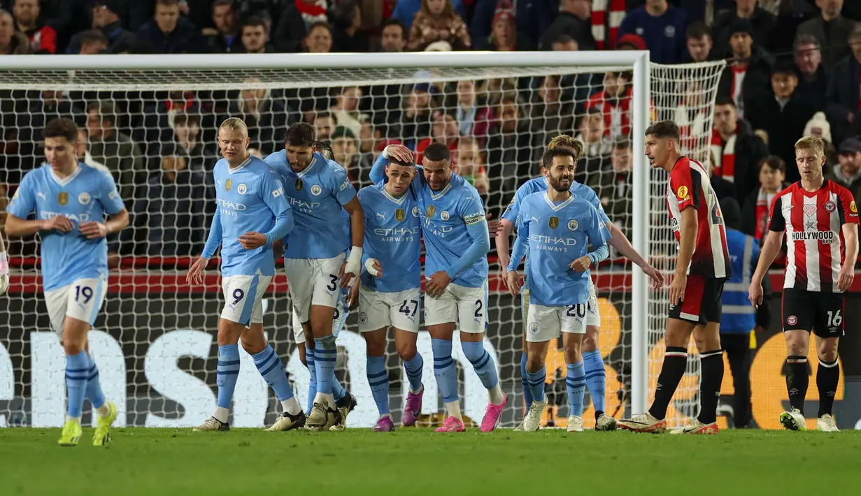 Pemain Manchester City Phil Foden (tengah) melakukan selebrasi dengan rekan setimnya setelah mencetak gol pembuka timnya saat pertandingan sepak bola Liga Premier Inggris melawan Brentford di Stadion Gtech Community, London, Senin, 5 Februari 2024. (AP Photo/Ian Walton)