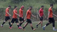 Pemain Persija Jakarta meninggalkan lapangan usai melakukan latihan di Lapangan NYTC, Sawangan, Depok, Kamis (16/1/2020). Hujan deras beserta petir membuat latihan Persija Jakarta kali ini hanya berlangsung sekitar 25 menit. (Bola.com/M Iqbal Ichsan)