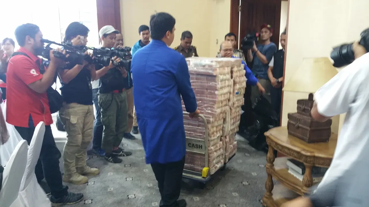Tumpukan uang pengganti kasus Bantuan Likuiditas Bank Indonesia (BLBI) dari Samadikun Hartono