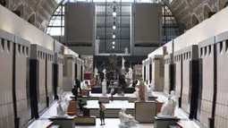 Sejumlah pengunjung yang mengenakan masker mengunjungi Musee d'Orsay saat museum itu dibuka kembali untuk umum di Paris, Prancis (23/6/2020). Musee d'Orsay (Museum Orsay) pada Selasa (23/6) membuka kembali pintunya untuk umum setelah sempat ditutup. (Xinhua/Gao Jing)