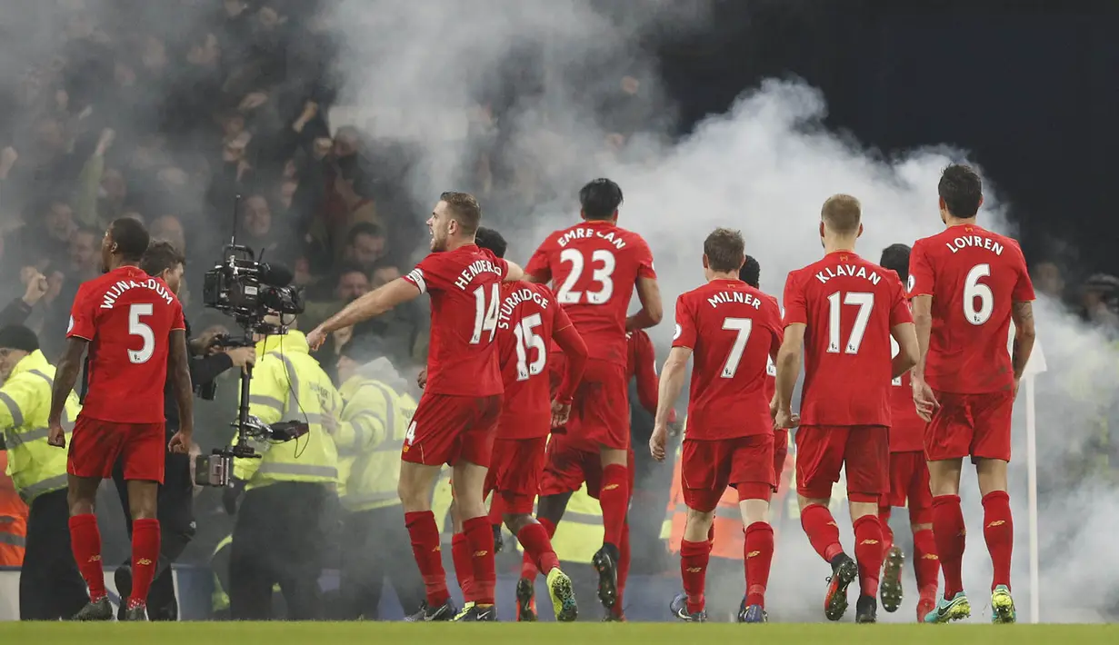 Para pemain Liverpool merayakan gol yang dicetak Sadio Mane ke gawang Everton. Kemenangan ini mengantar Liverpool naik ke posisi kedua klasemen sementara, sementara Everton harus turun ke posisi sembilan. (Reuters/Phil Noble)