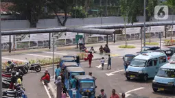 Suasana penataan integrasi antarmoda Stasiun Tanah Abang, Jakarta Pusat, Minggu (7/6/2020). Kawasan Stasiun Tanah Abang kini punya wajah baru. Semua moda angkutan transportasi umum diberi jalur khusus untuk mengangkut penumpang kereta rel listrik dengan tertib dan nyaman. (Liputan6.com/Angga Yuniar)