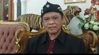 Mantan Dewan Pembina Gerakan Masyarakat Bawah Indonesia (GMBI) Irjen Pol (Purn) Anton Charliyan membantah keterlibatan dirinya dalam aksi demo ricuh yang dilakukan ratusan anggota GMBI di Mapolda Jabar kemarin. (Liputan6.com/Jayadi Supriadin)