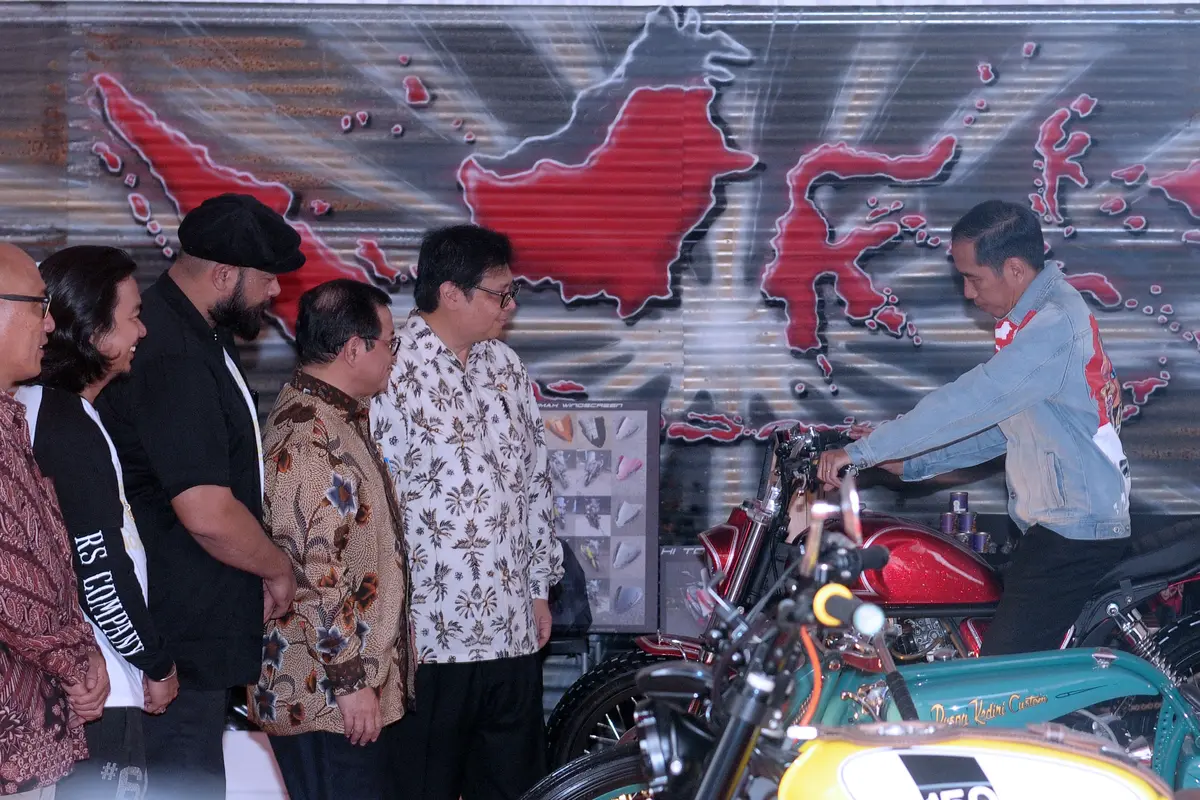 Kenakan Jaket Jeans, Presiden Jokowi Tinjau IIMS 2018