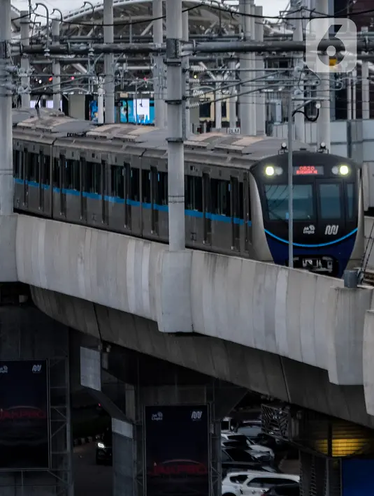 Rangkaian kereta MRT melintas di kawasan Blok M, Jakarta, Rabu (10/3/2021). Kementerian Perhubungan berencana akan membangun MRT dan light rail transit (LRT) di lima kota yakni Bali, Bandung, Surabaya, Medan dan Makassar yang didanai lewat skema dana abadi Indonesia. (Liputan6.com/Johan Tallo)