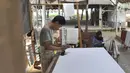 <p>Perajin membuat batik cap dan tulis khas Betawi di rumah produksi Keluarga Batik Betawi, Setu Babakan, Jakarta Selatan, Minggu (10/3). Usaha ini sekaligus melestarikan batik tradisional di tengah gempuran batik printing. (merdeka.com/Arie Basuki)</p>