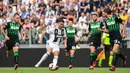 Striker Juventus, Cristiano Ronaldo, berusaha melewati kepungan pemain Sassuolo pada laga Serie A di Stadion Juventus, Turin, Minggu (16/9/2018). CR 7 cetak dua gol, Juve menang 2-0 atas Sassuolo. (AFP/Miguel Medina)