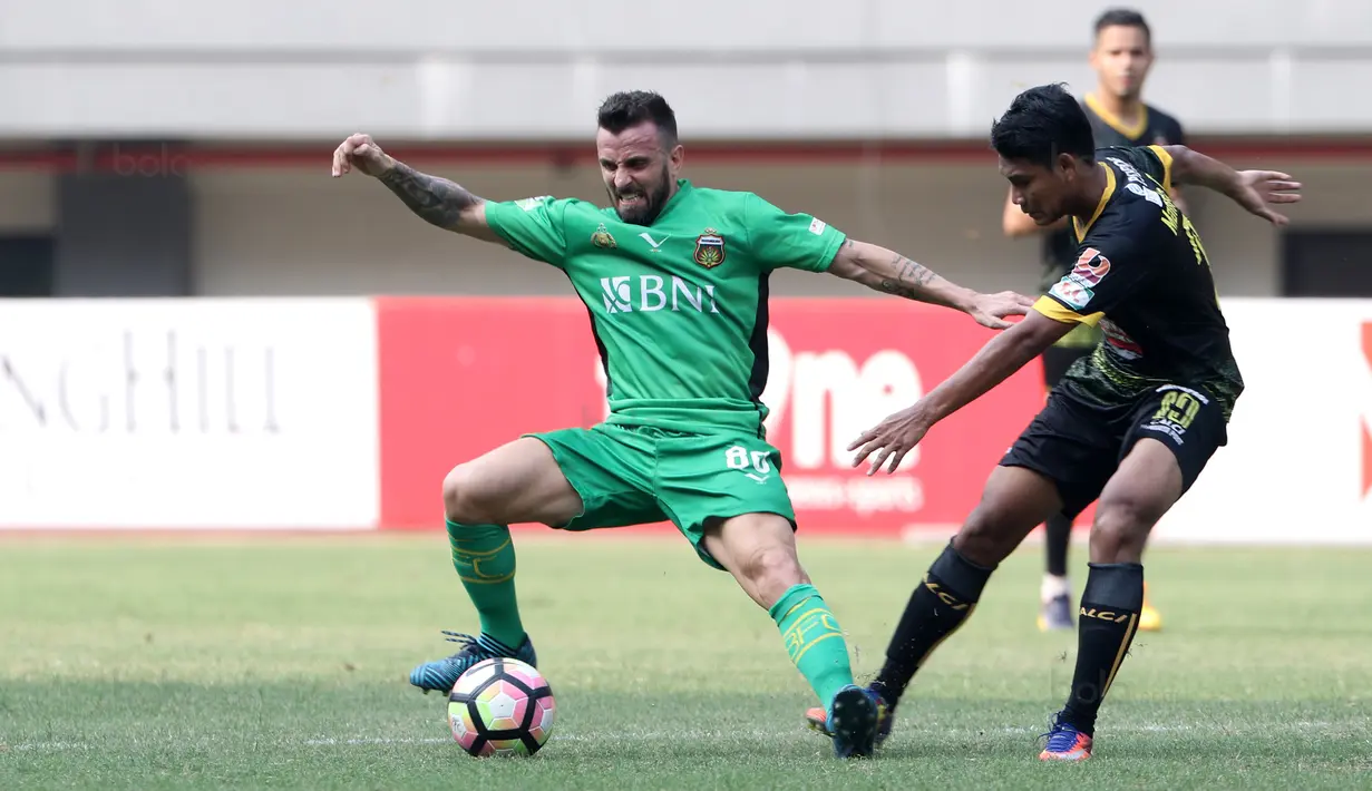 Aksi pemain Bhayangkara FC, Paulo Sergio (kiri) saat berebut bola dengan pemain Sriwijaya FC, Manda Cingi pada lanjutan Liga 1 2017 di Stadion Patriot Bekasi, Minggu (20/8/2017). Bhayangkara FC menang 2-1. (Bola.com/Nicklas Hanoatubun)