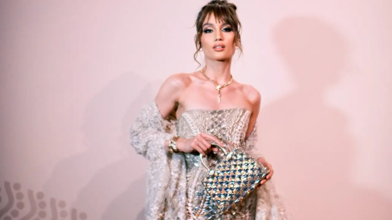 Adu Gaya Memesona Anna Hathaway, Cinta Laura, hingga Liu Yifei di Bulgari Exhibition Shanghai