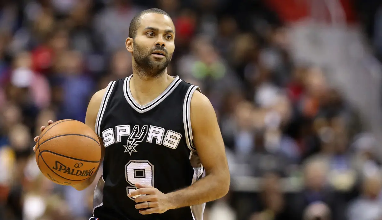 Pebasket San Antonio Spurs, Tony Parker mendribel bola saat laga melawan Washington Wizards di Verizon Center, Washington, 26 November 2016. Parker tercatat memainkan 1198 laga dalam 17 musim (2001-2018) bersama Spurs. (AFP/Getty Images/Rob Carr)